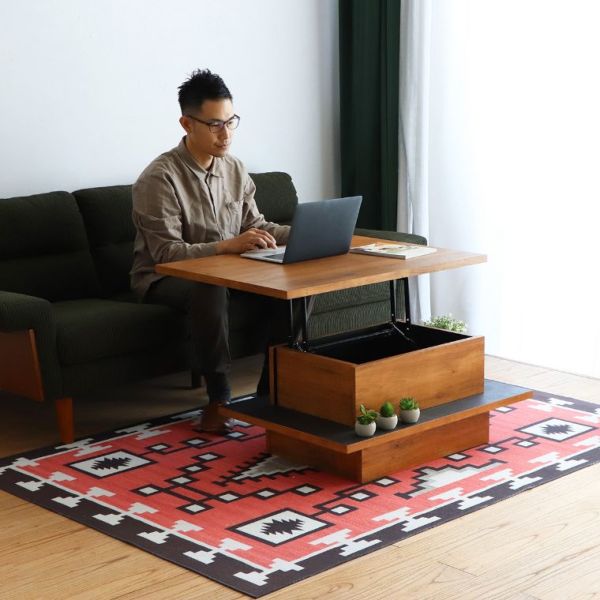 ソファに座りながら姿勢を崩すことなくパソコン作業ができる 