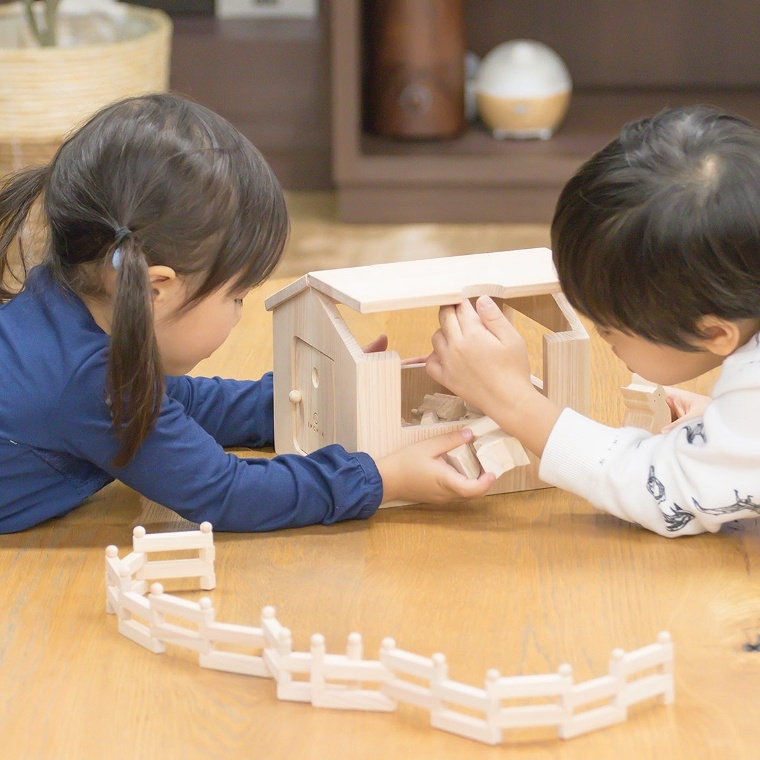 屋根も扉も開く！10種類の動物たちのかわいいおうち 木のおもちゃ