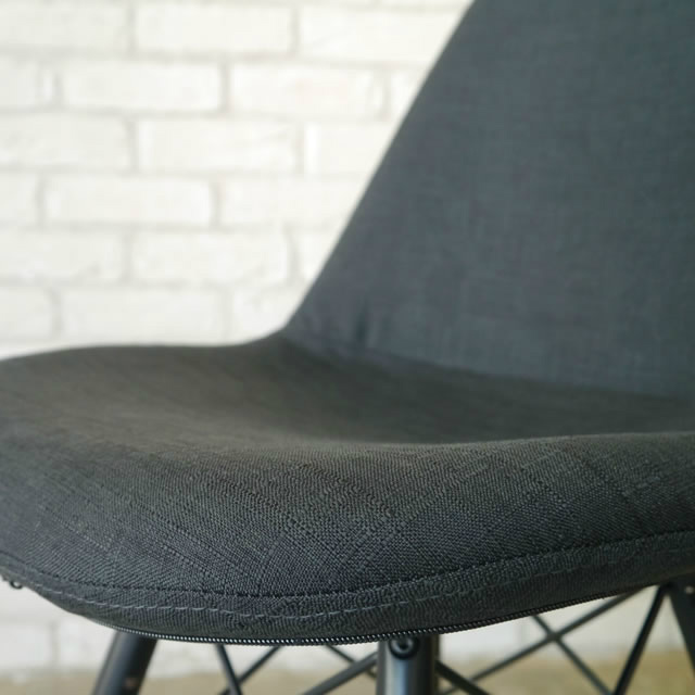 シンプルなデザインのシャープで大人なチェア CORTE CHAIR コルテ