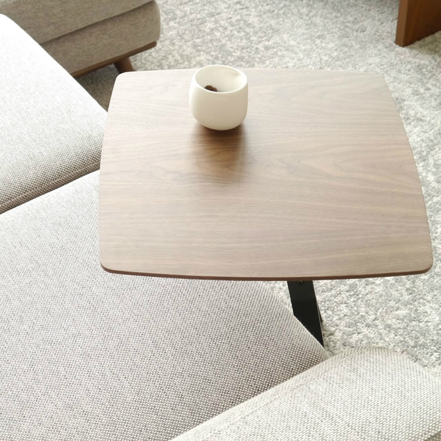 ソファに差し込んで使える快適なデザイン FEI フェイ サイドテーブル 