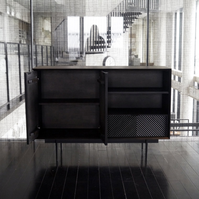 見る角度によって異なる表情を見せるモノトーンクラシックシリーズ