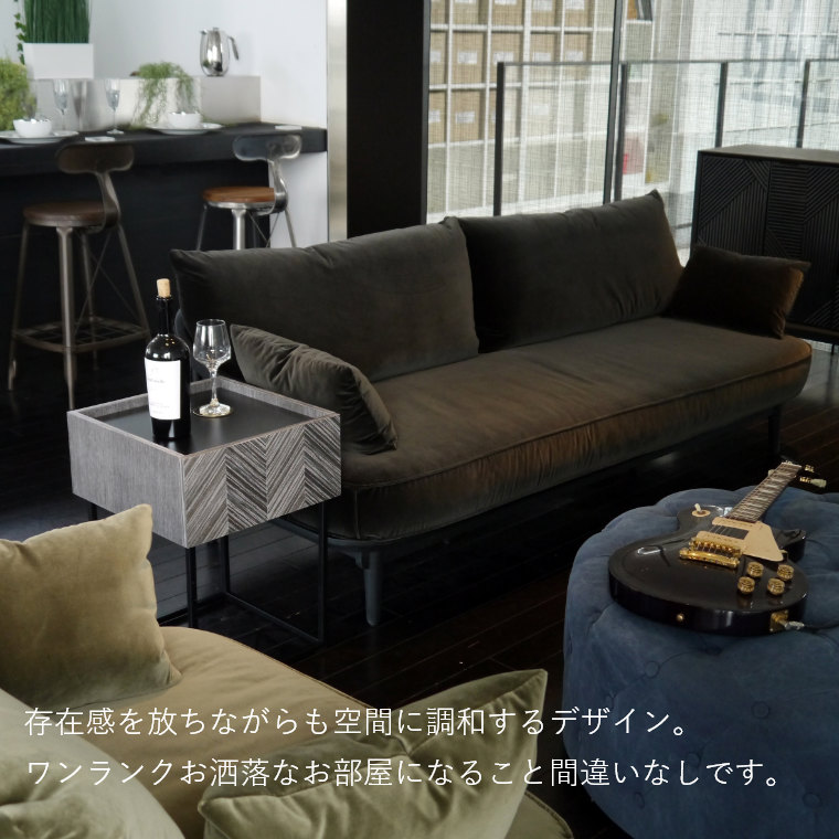 グレーカラーで表現する繊細な前板デザインと華奢な脚部のバランスが