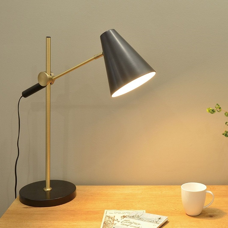 ゴールドとブラックの組み合わせが洗練された BROOK TABLE ブルック