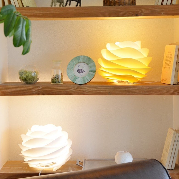 羽を6枚重ねたような幾何学的なライト UMAGE (ウメイ) Carmina mini  