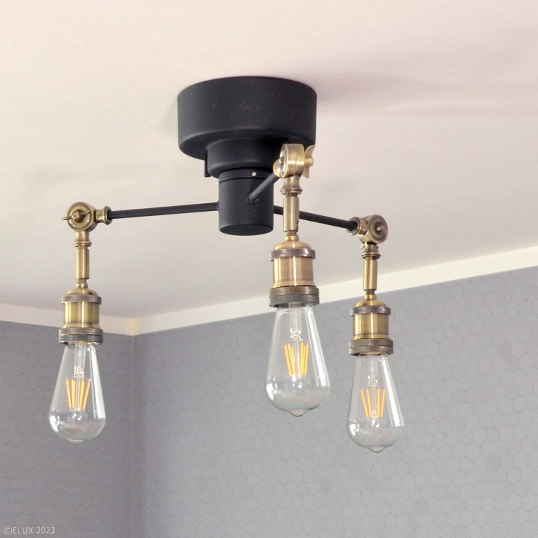 スチールデザインがインダストリアルな雰囲気漂う空間に 3灯シーリング